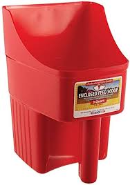 ENCLOSED FEED SCOOP 3 QUART RED